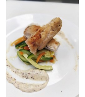 Escalope de poulet Julienne de légumes et sauce à l'ancienne
